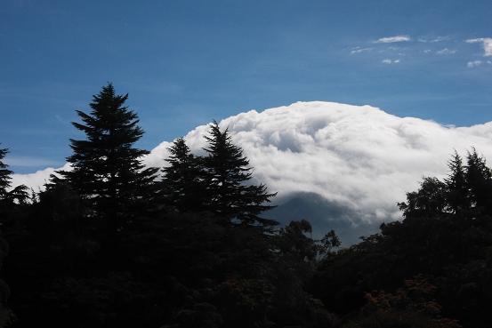 富士山を覆う厚い雲