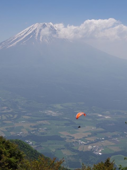 富士山とパラグライダー