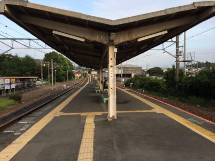 早朝の入山瀬駅