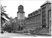 220px-Bundesarchiv_Bild_183-19820-0001,_Dresden,_Technische_Hochschule,_Observatorium,_Beier-Bau[1]