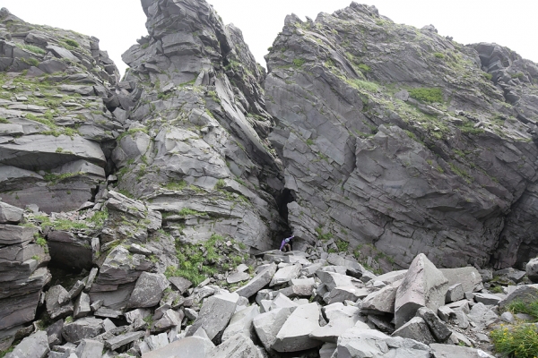 鳥海山。大切通し岩。