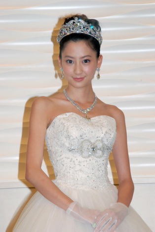 【芸能】河北麻友子、“7億円”の花嫁姿披露「25歳になったらすぐ結婚したい」