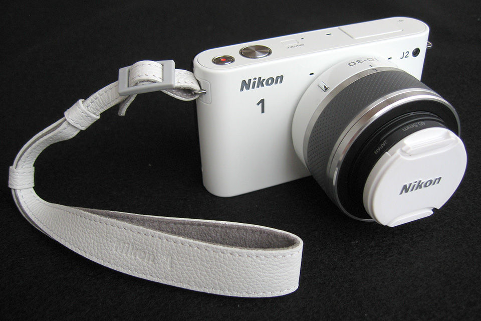 松戸の苦労試行ブログ 純正 Nikon ハンドストラップ Nikon1用 AH-N1000 WH 買ってみた