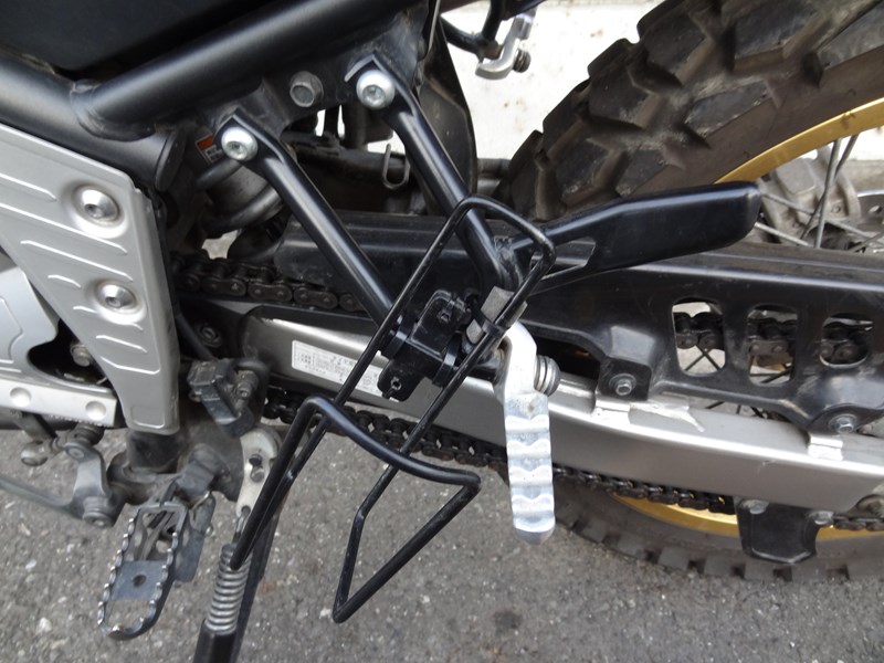 バイクに長尺物の積載を可能にする自作ロッドホルダー 取り付け 固定方法 セローでバイク旅