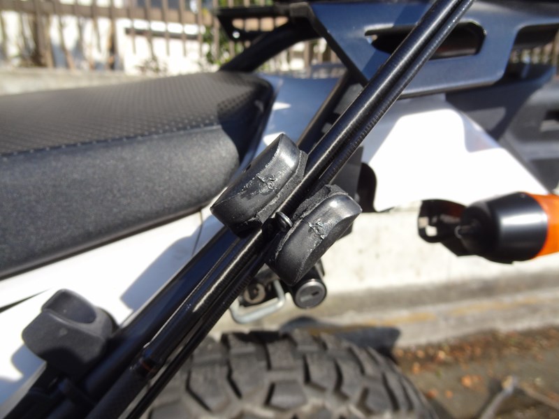 バイクに長尺物の積載を可能にする自作ロッドホルダー 取り付け 固定方法 セローでバイク旅