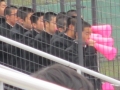 桜のベンチ入りできない野球部員は制服で応援。